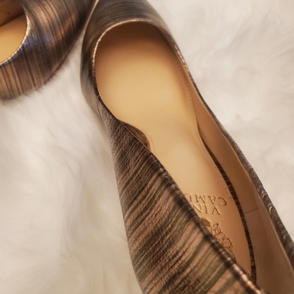 NIB VINCE CAMUTO SALEST HEELS METALLIC SZ 9 - Picture 3 of 6